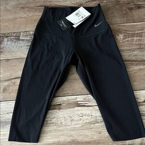 New Women’s Nike Capri length Leggings